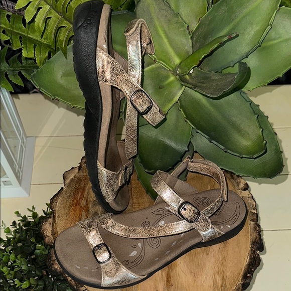 Taos Bea Gold Metallic Sandals with 3 Adjustable Straps•Size 7 - Picture 4 of 14